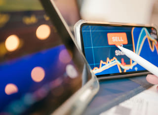 Trader die opties op meerdere markten bekijkt, waaronder Bitcoin, Ethereum en forex