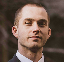 Portret van Thomas Whitfield, analist in de crypto handel en marktexpert
